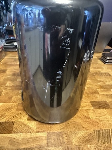 Apple Mac Pro (1TB SSD, Quad-Core Xeon E5, 3.7GHz, 16GB RAM) Black - Picture 6 of 14