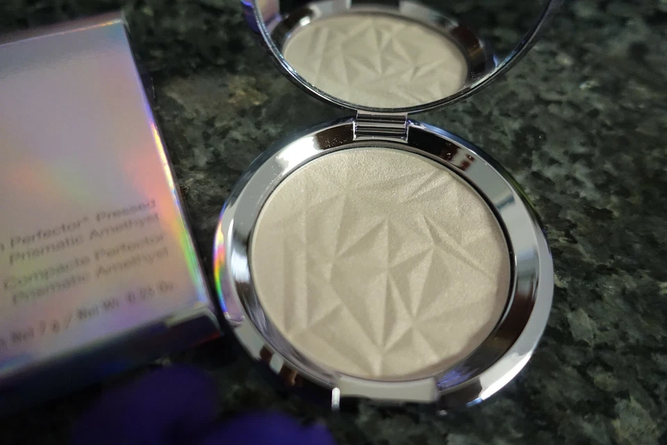 Becca 闪亮皮肤完美压棱镜紫水晶全新带盒 0.25 盎司 — 第 3/4 张图片