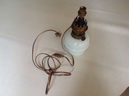 ancienne lampe à pétrole électrifié en porcelaine blanche - Photo 1/1