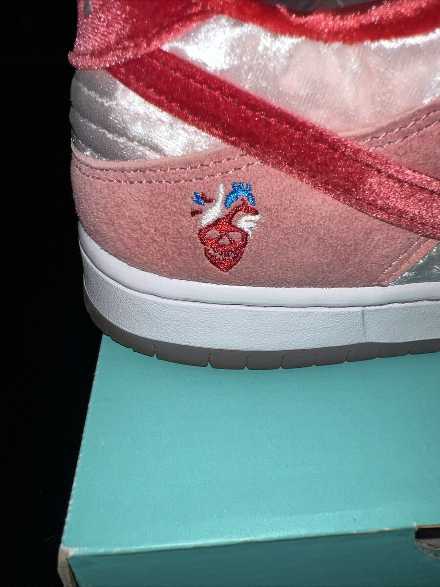 Nike Dunk Low SB x StrangeLove Valentines Day Pre-owned Size Nike Dunk Low SB x StrangeLove Valentines Day Pre-owned Size