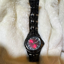 Analog Wristwatch Red Dial Black Metal Bracelet, Round, Fixed Bezel, Seconds