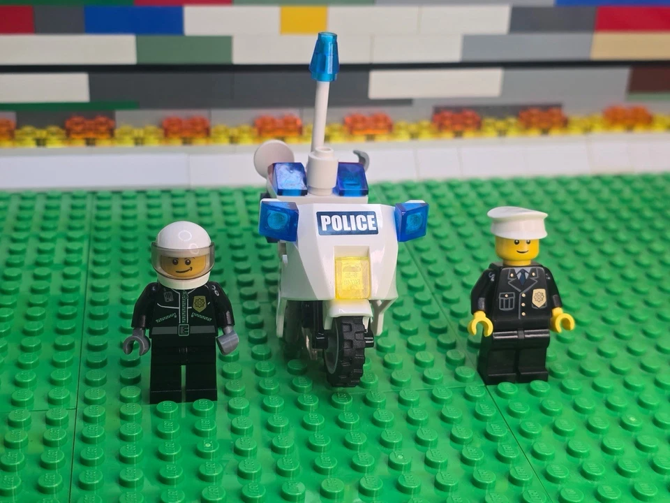 LEGO Police & Prisoner Minifigure Bundle With Accessories  - Image 3 of 4