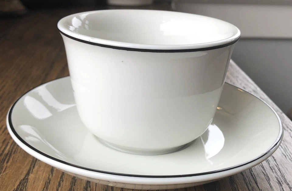 Taza y platillo de café espresso de porcelana con logotipo Nespresso hecho en Alemania Foto 4 de 4