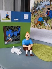 Moulinsart Tintin 47001 statuette résine Tintin assise dans l'herbe