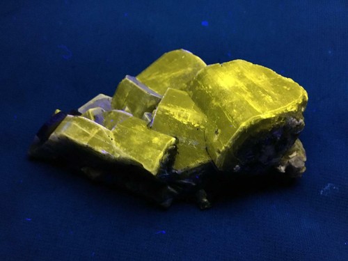 KB: BRIGHT!!! FL. SW YELLOW & VIOLET FLUORAPATITE XLS. ON MATRIX FROM PORTUGAL - Picture 12 of 12