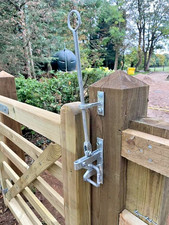 Horse rider friendly gate latch for field farm wooden gates