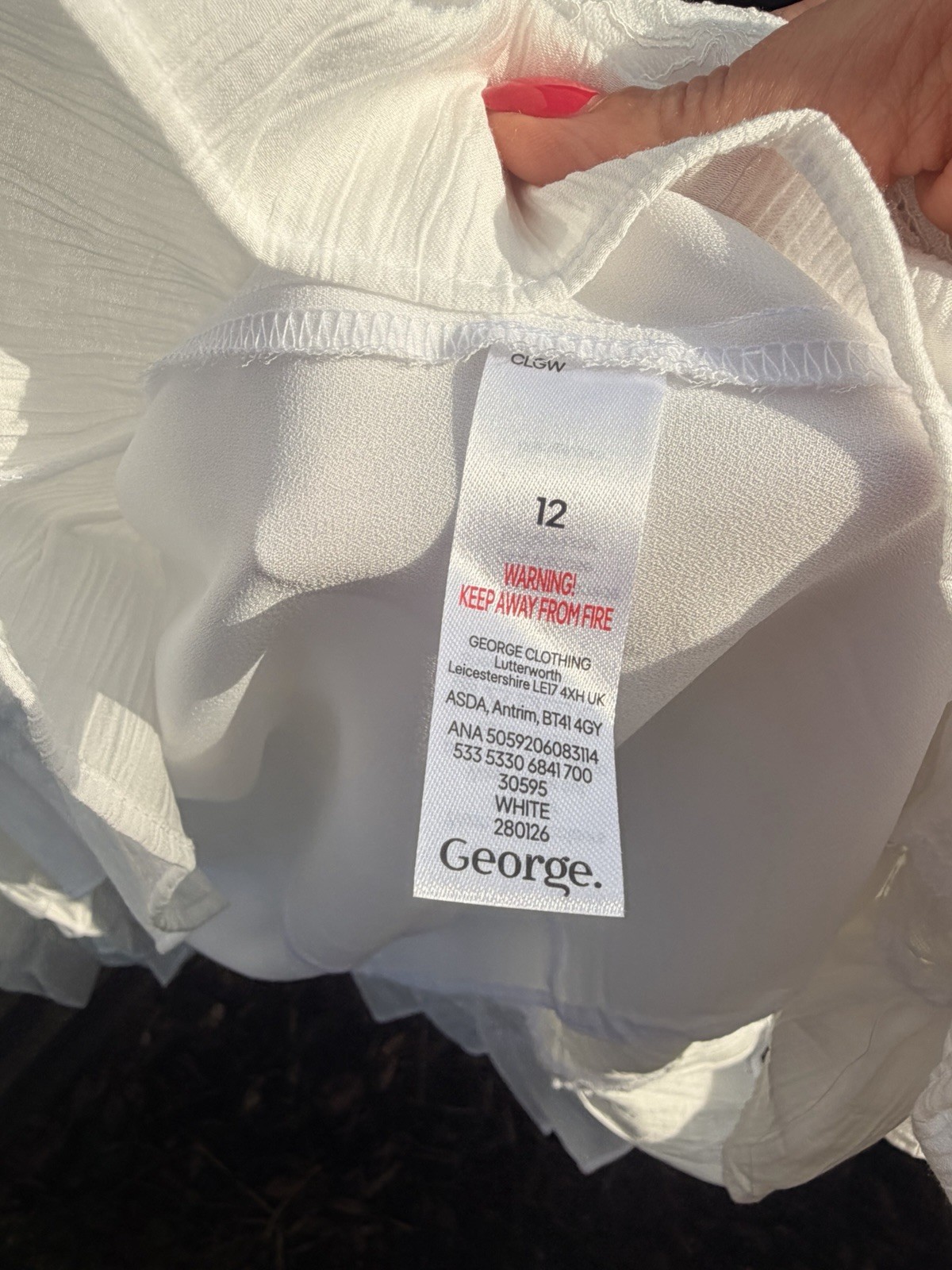 이번 시즌 인기 상품인 조지(George) 브랜드의 화이트 레이스 & 러플 드레스(UK12)가 품절되었습니다. 5