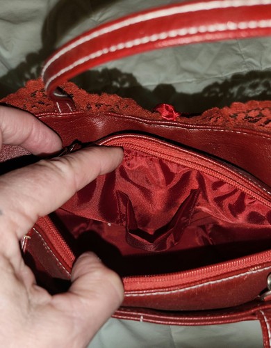 Korsetttasche, Kunstleder, rot, Spitze, Satin, Strass, Tragegurt plus Griff - Bild 4 von 11