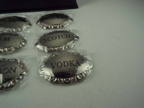 Amlong Silver Color Hanging Decanter Labels Alcohol Bar Gin Rum Whiskey NIB - Picture 3 of 11
