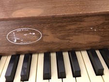 Piano Miniatura Escala 1/12 De Madera – Teclado Decorativo Vintage Con Banco Para Casa De Muñecas