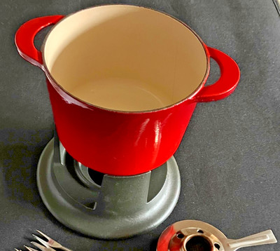 Vintage Cousances Frankreich rot Emaille Gusseisen Fondue Topf Ständer Gabeln Teil Set