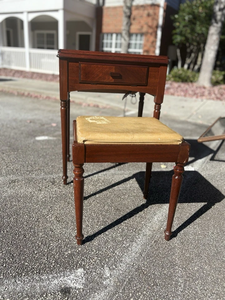 Gabinetes de máquina de coser de madera vintage y un taburete a juego - Singer Foto 3 de 4