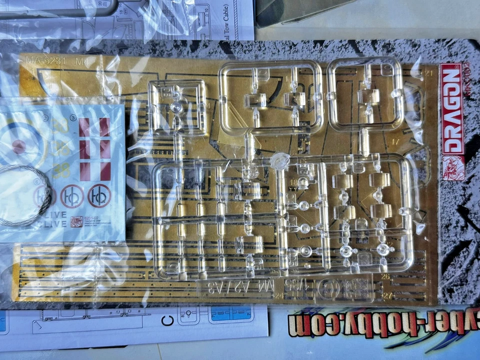 WWII British Sherman Mk.III Mid Production Sicily 1/35 Dragon / Cyber-Hobby 6231 - Immagine 4 di 4