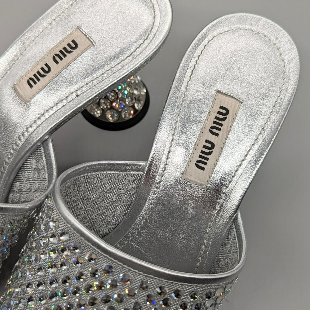 MIUMIU 直営OUTLETお洒落気分CALZATUREクリスタル5X742C ARGENTO Miu Miu Women's Embellished Slide Heel Sandals Argento Size