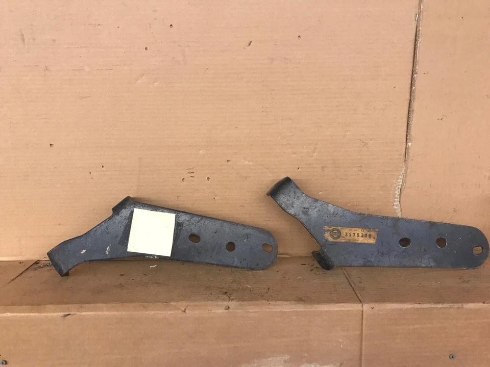 NOS AMC RAMBLER 1965-66 Rebel Classic Ambassador Marlin JUEGO DE SOPORTES DE PARACHOQUES DELANTERO Foto 2 de 3