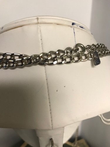 Collana tono argento Monet, charm ha un bel design, lunga 27 in buone condizioni - Foto 4 di 4