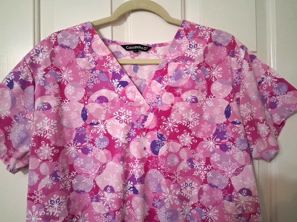 Blusa Médica Cassandra O Para Mujer Talla L Rosa Multi Copo de Nieve Cuello en V 2 Piezas Foto 2 de 4
