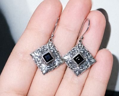 925 Designer Orchidee Kunsthandwerk schwarzer Onyx verzierte Ohrhänger (6,0 Gramm)!