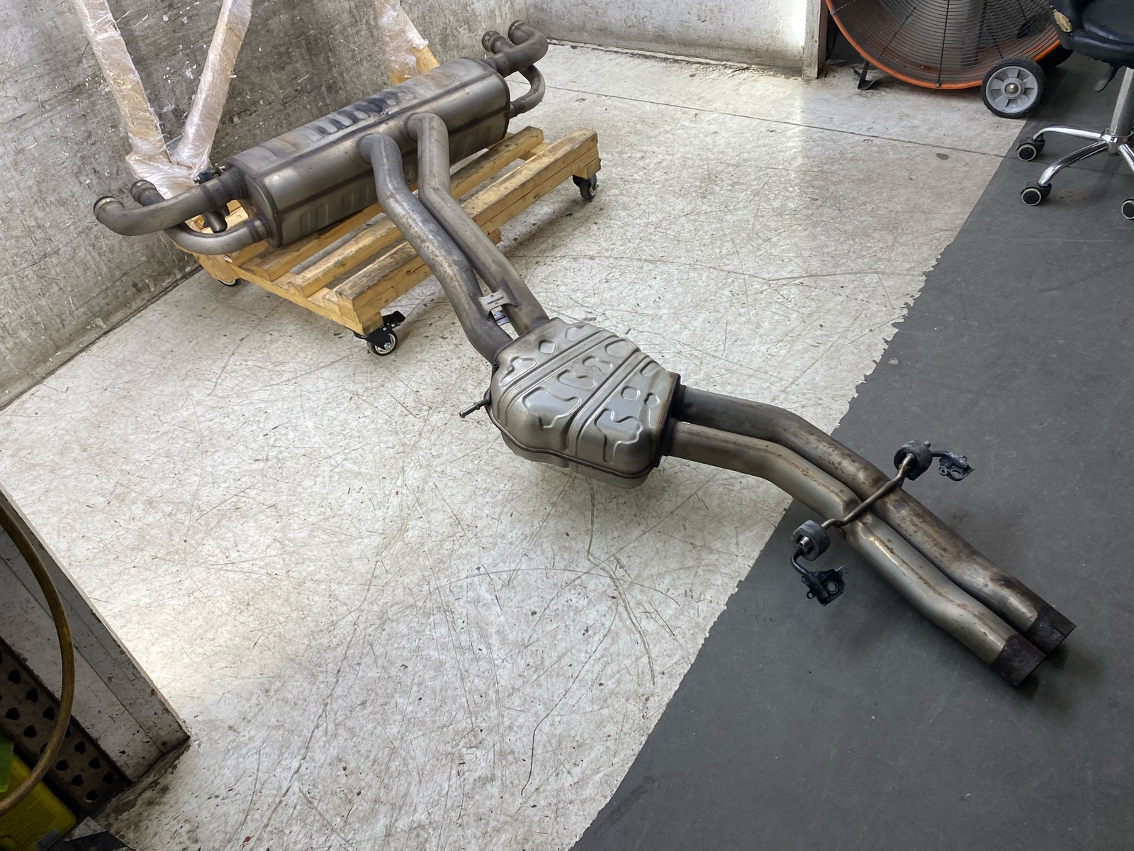 2016-2020 BENTLEY BENTAYGA 6.0L W12 REAR CENTER MUFFLER EXHAUST PIPE 36A253611A