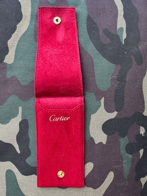 Pochette de transport Cartier rouge en velours pour ranger vos bijoux précieux en voyage