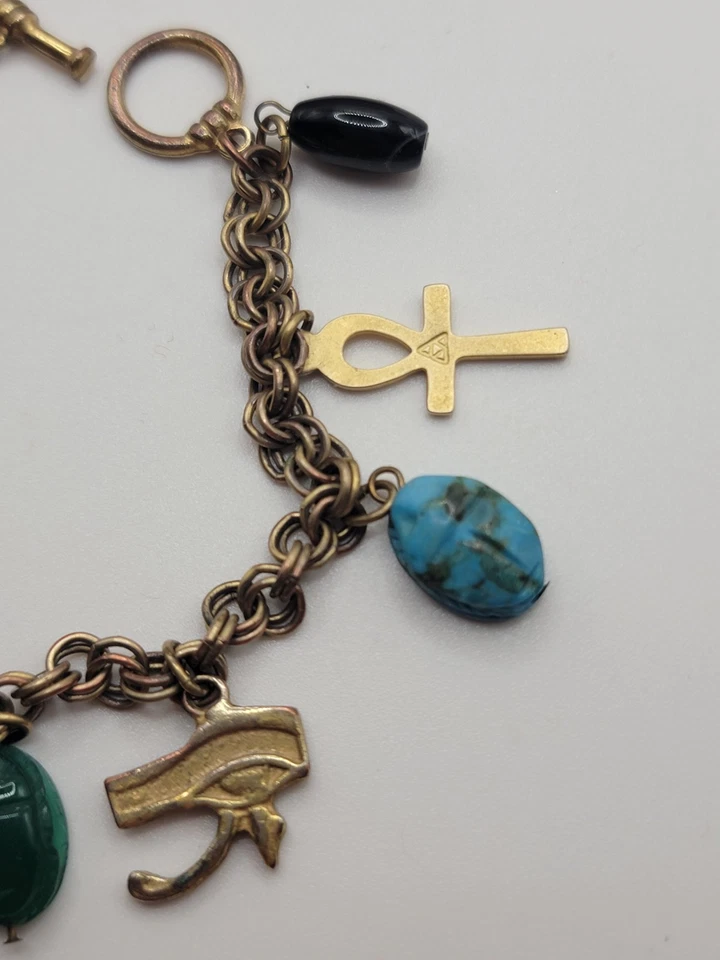 Pulsera con dije temática egipcia - Piedras de lapislázuli escarabajo turquesa tono latón Foto 3 de 4