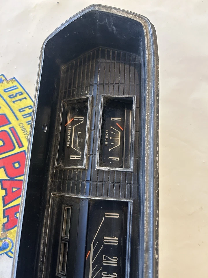 Dodge Coronet R/T 1967 150 MPH cuadro de instrumentos indicadores reloj y radio mopar Foto 3 de 4