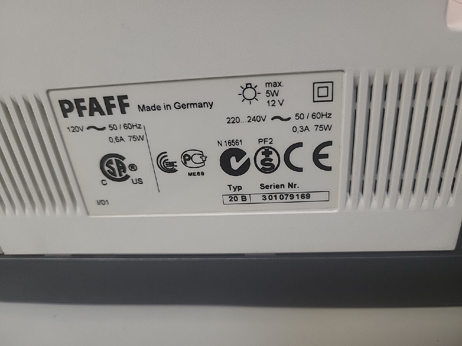 PFAFF Tiptronic 2030 Sewing Machine, W/Foot Pedal. No manual or cover