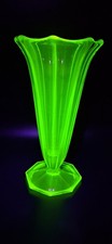 Strahlend grüne Art Deco Uranglas Vase in Tr...