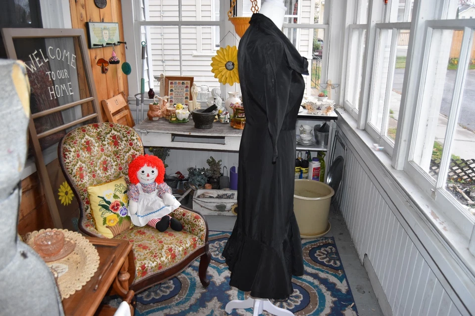 Vestido negro pequeño vintage de los años 50 entallado y acampanado capucha escote tafetán talla pequeña Foto 2 de 4