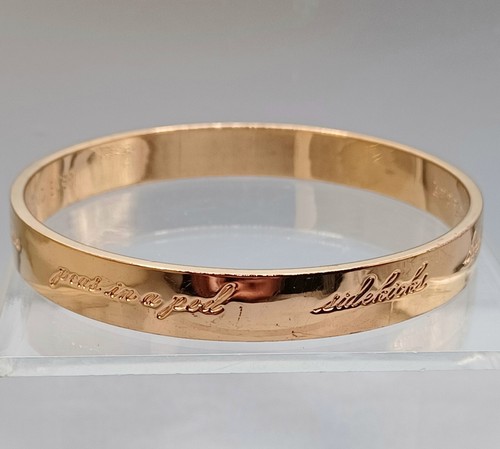 Brazalete Brazalete Kate Spade Tono Dorado "Best Friend Ever" 7.5" - Imagen 3 de 5