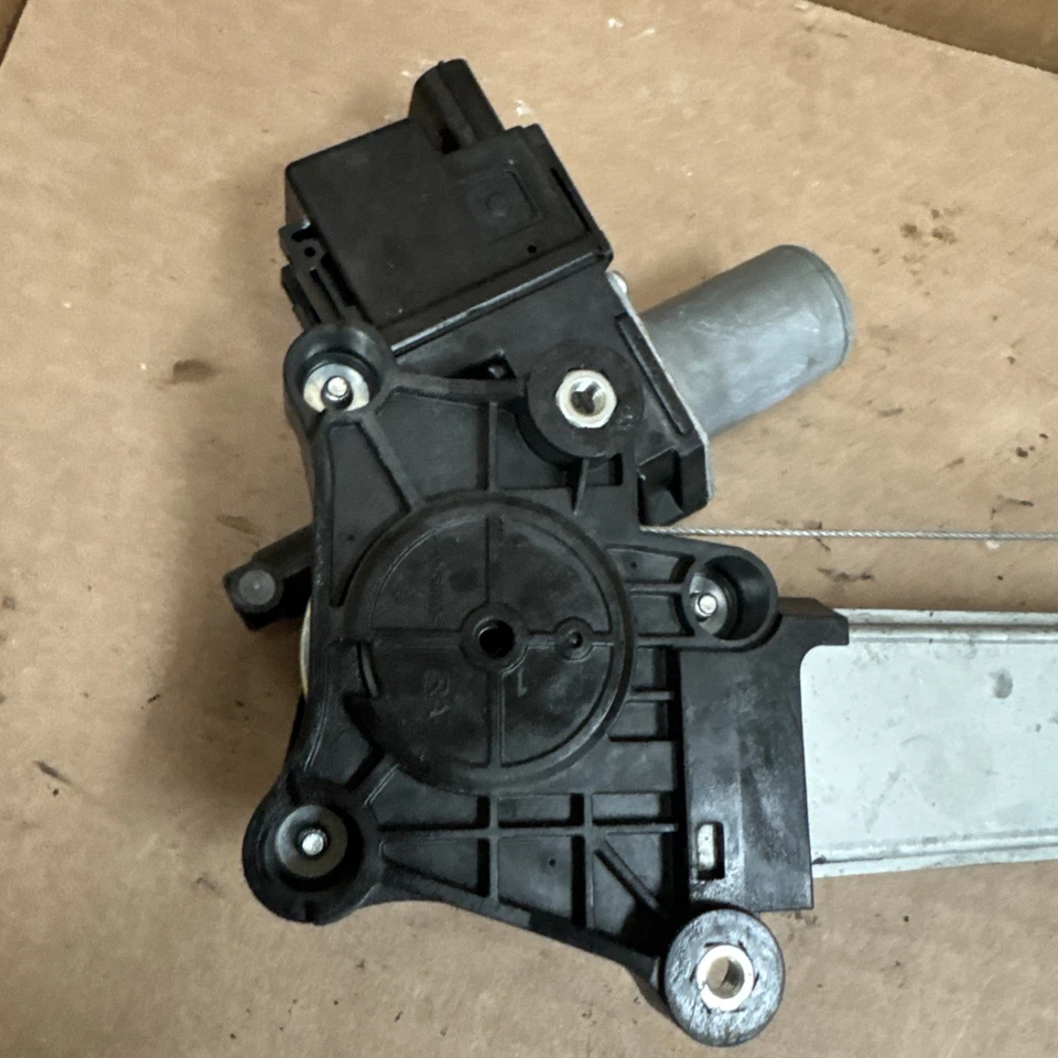 SUBARU IMPREZA FRONT RIGHT SIDE DOOR WINDOW REGULATOR MOTOR OEM 2017 - 2023 6525 - Image 2 of 4