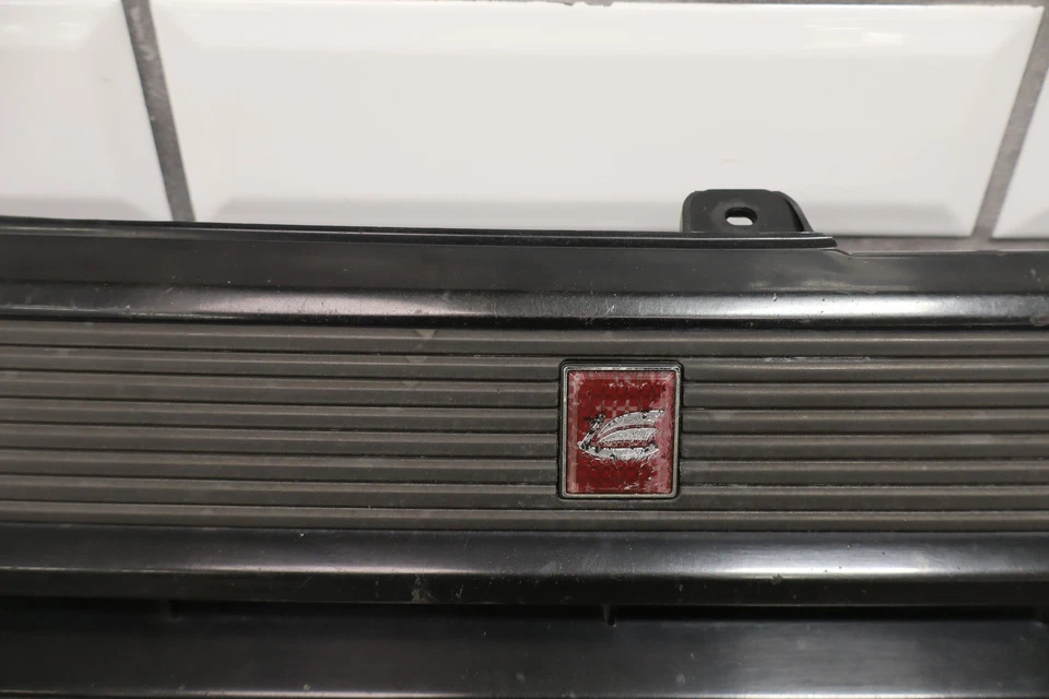 Parrilla del radiador delantero Toyota Celica 1984-1985 Foto 3 de 4