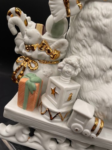 Statuina natalizia ceramica Grandeur Noel 2002 orso polare cucciolo su slitta con Presen - Foto 10 di 11