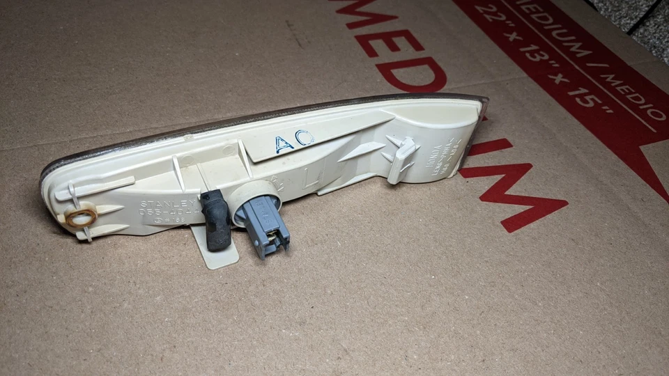 HONDA PRELUDE S Driver Left Corner Park Light Park Lamp Turn Signal 1994 1995 96 - Image 3 of 4