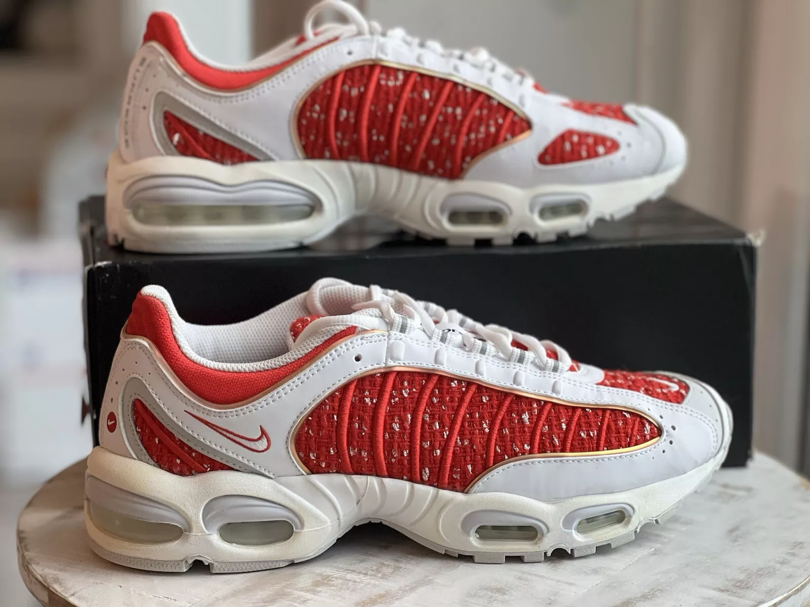 Taille 11   Nike Supreme x Air Max Tailwind 4 rouge universitaire vraiment très bon état.