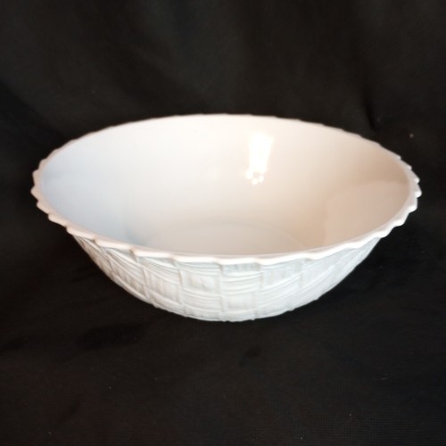 Vintage Weavetex White Milk Glass Basket Weave Chip Bowl Indiana Glass 9" EUC - Picture 2 of 5