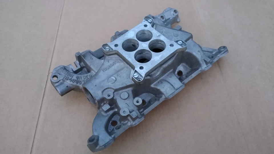 Colector de admisión Buick Olds 215 4V - Nuevo de Lote Antiguo Especial Skylark F85 Cutlass - V8 Foto 2 de 4