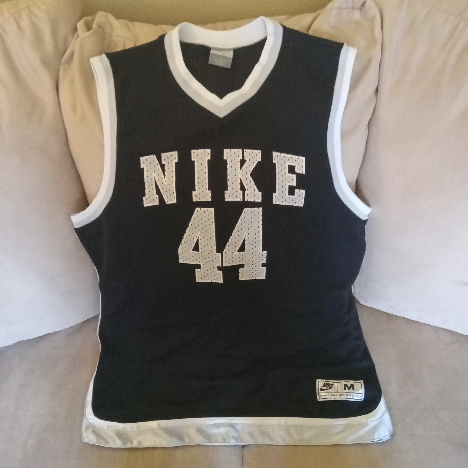 Early 2000s NIKE Limited Edition Basketball Jersey 09… Gem