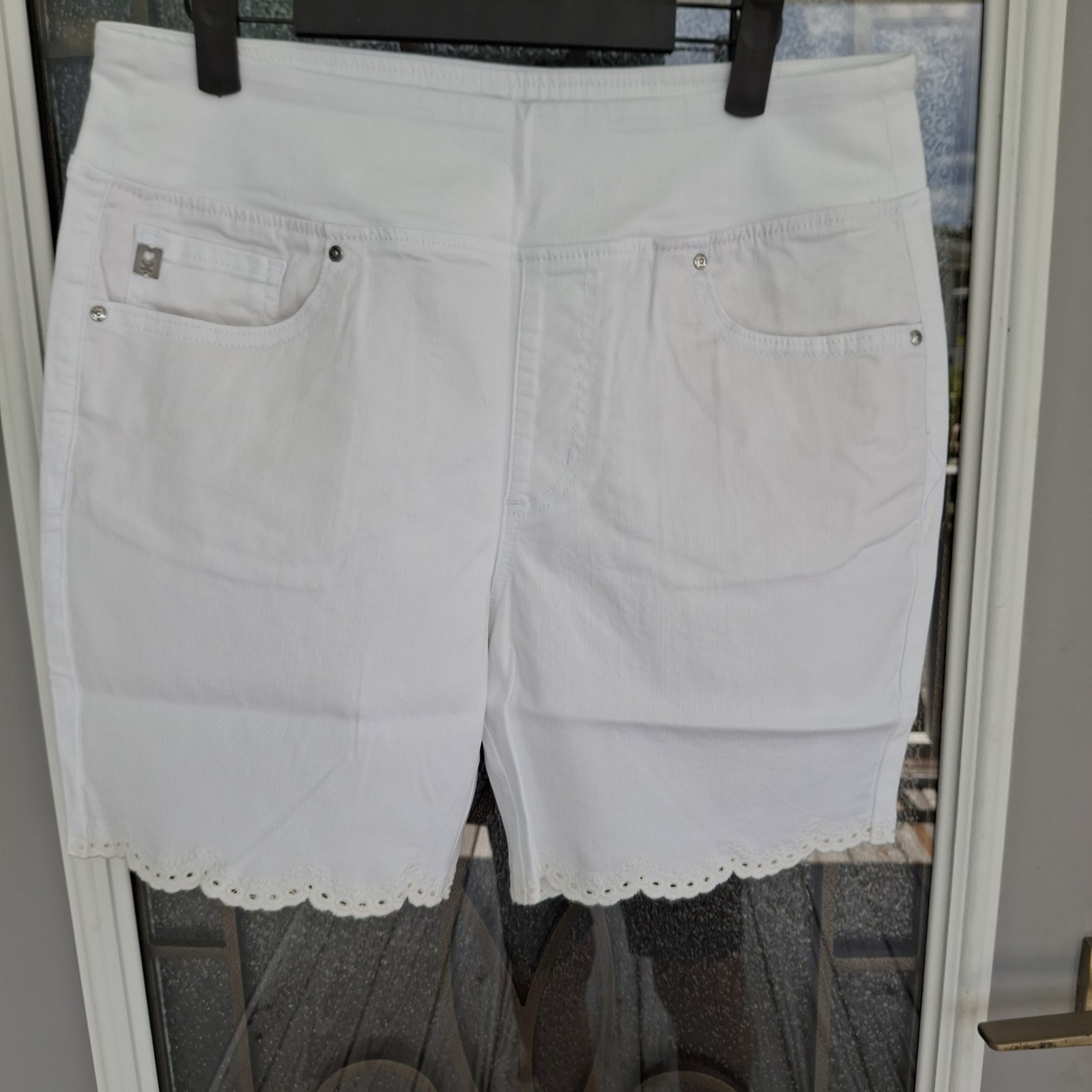 Belle by Kim Gravel White Shorts Size 12 w/ Scalloped Eyelet Hem NIP NWOT
