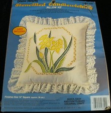 CREATIVE MOMENTS STENCILLED CANDLEWICKING PILLOW KIT YELLOW DAFFODILLS NEW 8320