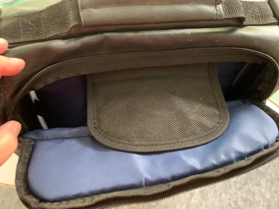 Bolsa de Viaje de Vinilo CASE LOGIC con Cartera Sección 7.5" x 10.5" Foto 2 de 4