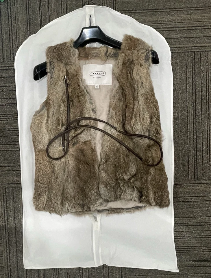 Chaleco Coach Auténtico de Piel de Conejo con Cinturón de Cuero - Talla M - Excelente Estado