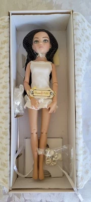 Ellowyne Wilde Doll - ESSENTIAL ELLOWYNE FOUR BRUNETTE - 010 115 - 2011 - NRFB - Photo 1/4