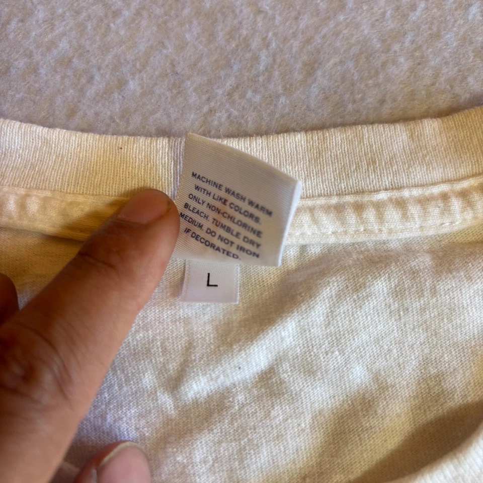 Camiseta masculina creme Noah NYC estampa gráfica quadrinhos manga curta tamanho G - Imagem 3 de 4