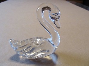 VINTAGE FENTON SWAN CLEAR GLASS FIGURINE / PAPERWEIGHT