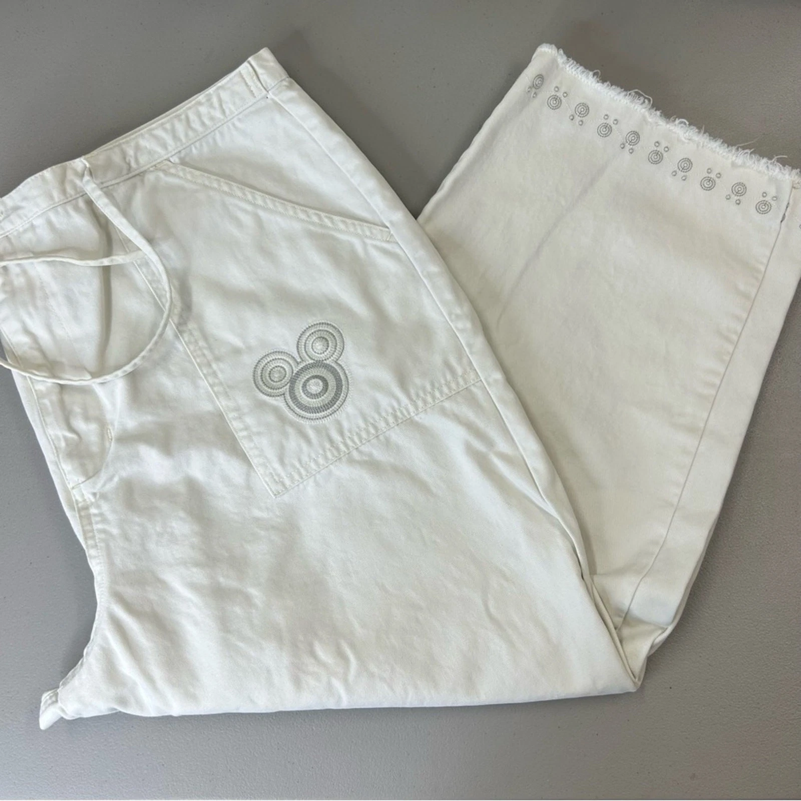 Disney Store Cream Capri Pants Mickey Mouse Head Logo Raw Hem Womens Size XL
Opens in a new window o