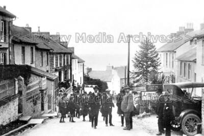 Kkt-27 Straßenszene mit Menschen, New Quay, Wales. Foto