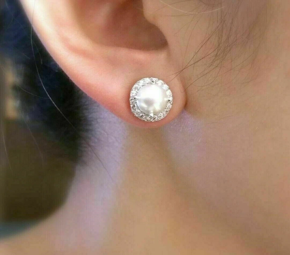 Aretes con halo de diamantes y perlas de corte redondo de 2,20 quilates acabado en oro blanco de 14 k Foto 3 de 4