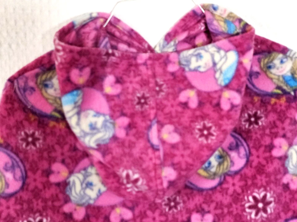 Poncho/chal/capa con capucha Sherpa polar de gran tamaño gráfico de Elsa para niñas Foto 4 de 4