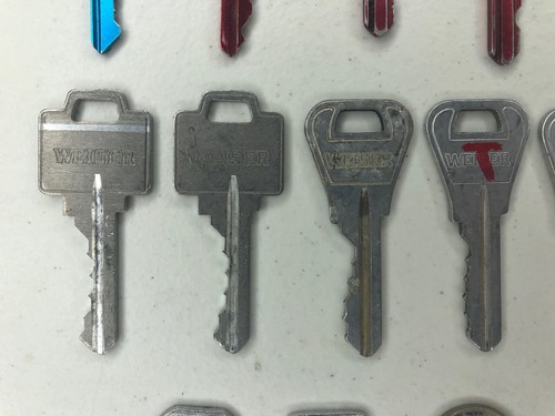 Lot Of 18 Aluminum Keys Vintage Yale, Color Lite ,Weiser, Assorted Manufacturers - Picture 5 of 12